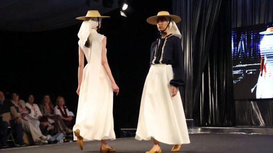 Los primeros desfiles de esta edición, que bajo el lema “Onde o fío se converte en arte”, busca destacar la artesanía local