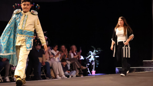 Los primeros desfiles de esta edición, que bajo el lema “Onde o fío se converte en arte”, busca destacar la artesanía local