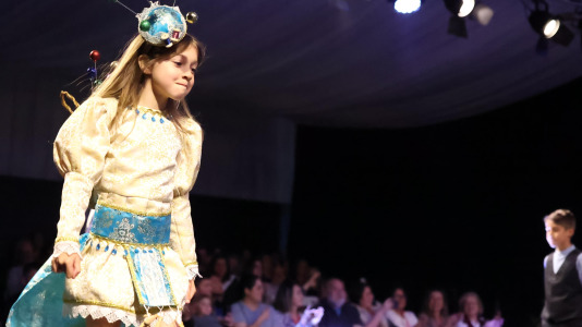 Los primeros desfiles de esta edición, que bajo el lema “Onde o fío se converte en arte”, busca destacar la artesanía local