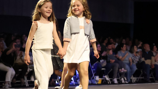 Los primeros desfiles de esta edición, que bajo el lema “Onde o fío se converte en arte”, busca destacar la artesanía local