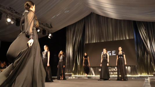 Los primeros desfiles de esta edición, que bajo el lema “Onde o fío se converte en arte”, busca destacar la artesanía local