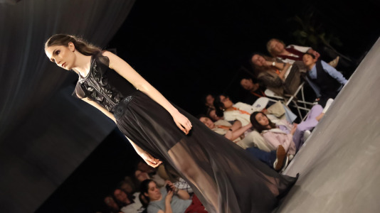 Los primeros desfiles de esta edición, que bajo el lema “Onde o fío se converte en arte”, busca destacar la artesanía local