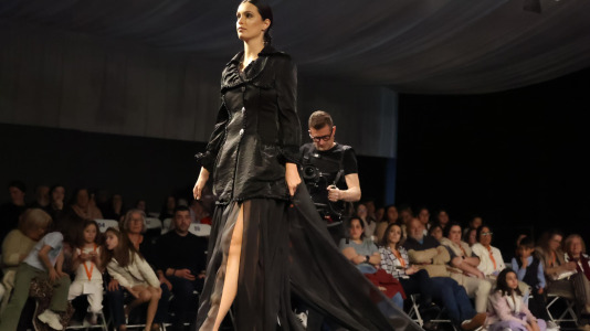 Los primeros desfiles de esta edición, que bajo el lema “Onde o fío se converte en arte”, busca destacar la artesanía local