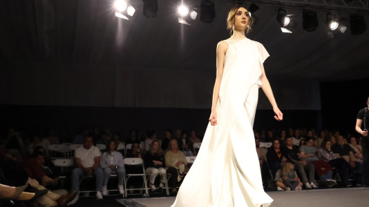 Los primeros desfiles de esta edición, que bajo el lema “Onde o fío se converte en arte”, busca destacar la artesanía local