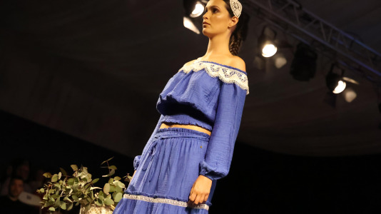 Los primeros desfiles de esta edición, que bajo el lema “Onde o fío se converte en arte”, busca destacar la artesanía local