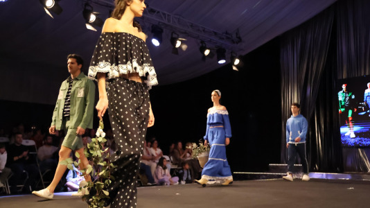 Los primeros desfiles de esta edición, que bajo el lema “Onde o fío se converte en arte”, busca destacar la artesanía local