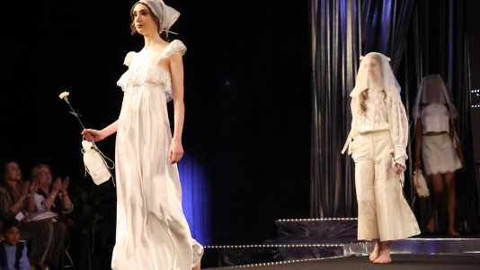 Los primeros desfiles de esta edición, que bajo el lema “Onde o fío se converte en arte”, busca destacar la artesanía local