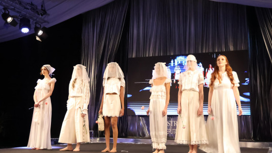 Los primeros desfiles de esta edición, que bajo el lema “Onde o fío se converte en arte”, busca destacar la artesanía local