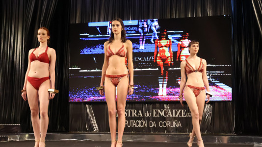 Los primeros desfiles de esta edición, que bajo el lema “Onde o fío se converte en arte”, busca destacar la artesanía local