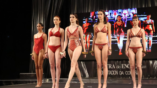 Los primeros desfiles de esta edición, que bajo el lema “Onde o fío se converte en arte”, busca destacar la artesanía local