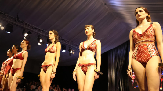 Los primeros desfiles de esta edición, que bajo el lema “Onde o fío se converte en arte”, busca destacar la artesanía local