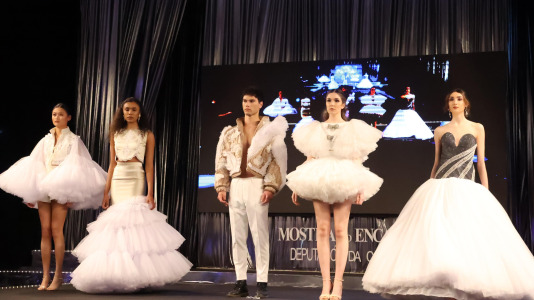 Los primeros desfiles de esta edición, que bajo el lema “Onde o fío se converte en arte”, busca destacar la artesanía local