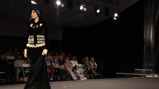 Los primeros desfiles de esta edición, que bajo el lema “Onde o fío se converte en arte”, busca destacar la artesanía local