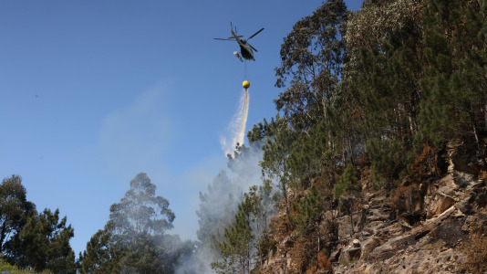 Varios medios de la Xunta, entre ellos un helicóptero participan en la extinción del incendio