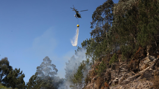 Varios medios de la Xunta, entre ellos un helicóptero participan en la extinción del incendio