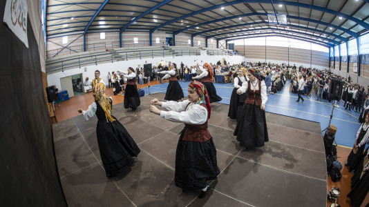 El polideportivo municipal de Zas acogió la Festa dos Maiores, en la que participaron unos 850 vecinos