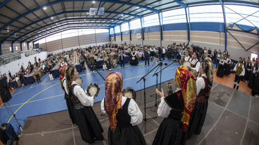 El polideportivo municipal de Zas acogió la Festa dos Maiores, en la que participaron unos 850 vecinos