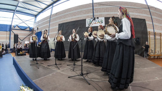 El polideportivo municipal de Zas acogió la Festa dos Maiores, en la que participaron unos 850 vecinos