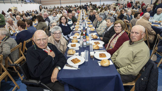 El polideportivo municipal de Zas acogió la Festa dos Maiores, en la que participaron unos 850 vecinos
