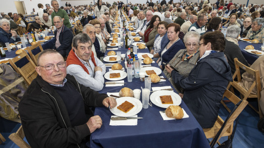 El polideportivo municipal de Zas acogió la Festa dos Maiores, en la que participaron unos 850 vecinos