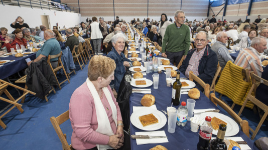 El polideportivo municipal de Zas acogió la Festa dos Maiores, en la que participaron unos 850 vecinos