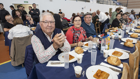 El polideportivo municipal de Zas acogió la Festa dos Maiores, en la que participaron unos 850 vecinos