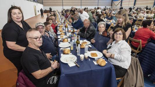 El polideportivo municipal de Zas acogió la Festa dos Maiores, en la que participaron unos 850 vecinos