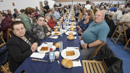 El polideportivo municipal de Zas acogió la Festa dos Maiores, en la que participaron unos 850 vecinos