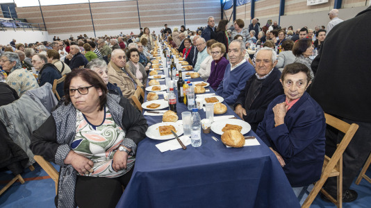 El polideportivo municipal de Zas acogió la Festa dos Maiores, en la que participaron unos 850 vecinos