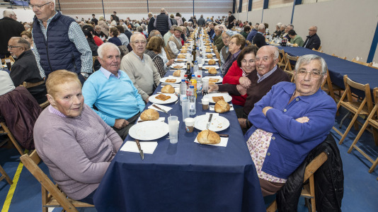 El polideportivo municipal de Zas acogió la Festa dos Maiores, en la que participaron unos 850 vecinos