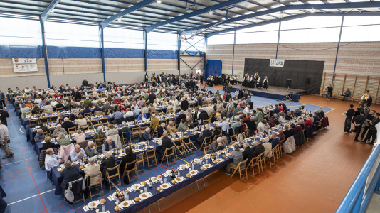El polideportivo municipal de Zas acogió la Festa dos Maiores, en la que participaron unos 850 vecinos