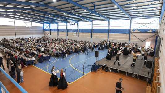 El polideportivo municipal de Zas acogió la Festa dos Maiores, en la que participaron unos 850 vecinos