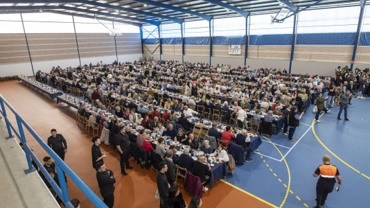 El polideportivo municipal de Zas acogió la Festa dos Maiores, en la que participaron unos 850 vecinos