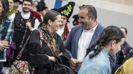 El polideportivo municipal de Zas acogió la Festa dos Maiores, en la que participaron unos 850 vecinos