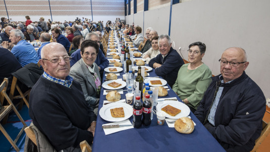 El polideportivo municipal de Zas acogió la Festa dos Maiores, en la que participaron unos 850 vecinos