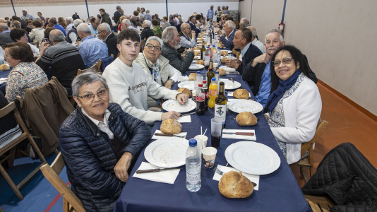 El polideportivo municipal de Zas acogió la Festa dos Maiores, en la que participaron unos 850 vecinos