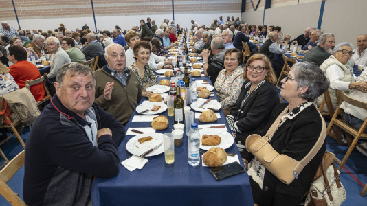 El polideportivo municipal de Zas acogió la Festa dos Maiores, en la que participaron unos 850 vecinos