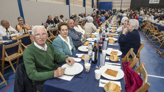 El polideportivo municipal de Zas acogió la Festa dos Maiores, en la que participaron unos 850 vecinos