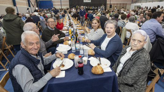 El polideportivo municipal de Zas acogió la Festa dos Maiores, en la que participaron unos 850 vecinos