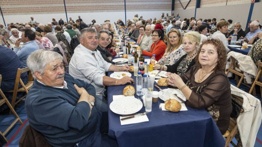 El polideportivo municipal de Zas acogió la Festa dos Maiores, en la que participaron unos 850 vecinos