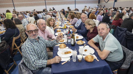 El polideportivo municipal de Zas acogió la Festa dos Maiores, en la que participaron unos 850 vecinos