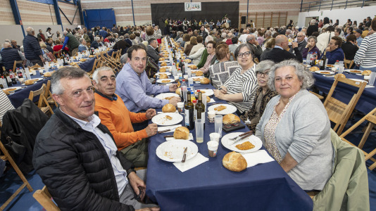 El polideportivo municipal de Zas acogió la Festa dos Maiores, en la que participaron unos 850 vecinos
