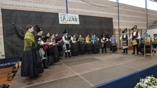 El polideportivo municipal de Zas acogió la Festa dos Maiores, en la que participaron unos 850 vecinos