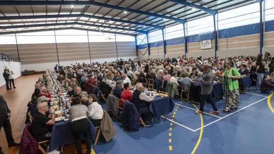 El polideportivo municipal de Zas acogió la Festa dos Maiores, en la que participaron unos 850 vecinos