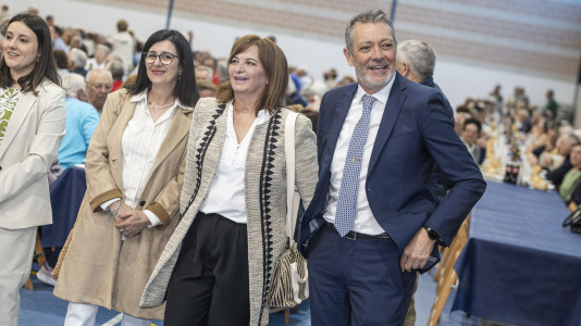 El polideportivo municipal de Zas acogió la Festa dos Maiores, en la que participaron unos 850 vecinos