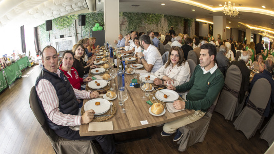 Carballo volvió a demostrar su solidaridad en la la comida de la mesa local de la Asociación Española de Lucha contra el Cáncer