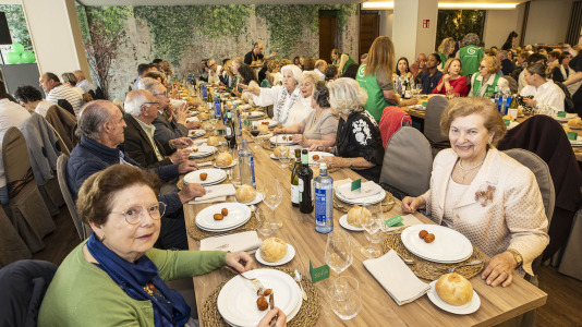 Carballo volvió a demostrar su solidaridad en la la comida de la mesa local de la Asociación Española de Lucha contra el Cáncer