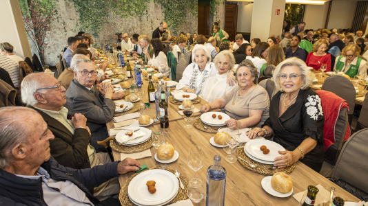 Carballo volvió a demostrar su solidaridad en la la comida de la mesa local de la Asociación Española de Lucha contra el Cáncer