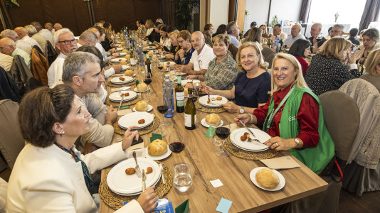 Carballo volvió a demostrar su solidaridad en la la comida de la mesa local de la Asociación Española de Lucha contra el Cáncer