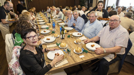 Carballo volvió a demostrar su solidaridad en la la comida de la mesa local de la Asociación Española de Lucha contra el Cáncer